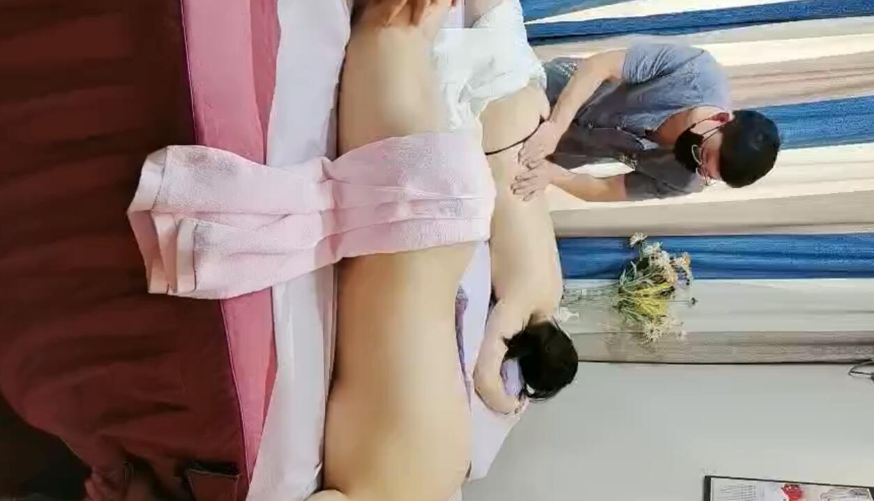 女子按摩店里的特殊服务激情4P，技师小哥弄的富婆少妇受不了口交大鸡巴，玩奶又抠逼，大鸡巴爆草草穴伺候她-f2d