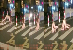 醉酒女半夜脫光光在馬路中間模擬性交被路過的司機按喇叭圍觀喝彩