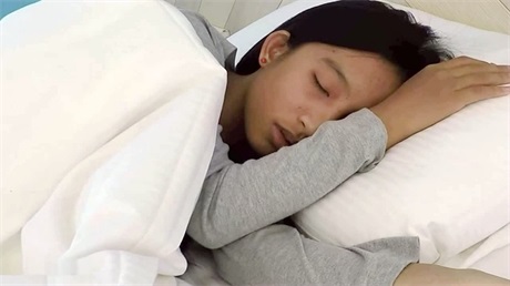 台湾女学生陈淑蓉三门全开 平时在学校发豪的一逼，到了床上被社会仔玩弄三洞-f2d