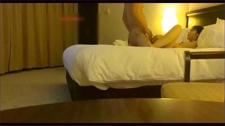酒店准备好丝袜的淫男让炮友穿上丝袜后入爆操-f2d