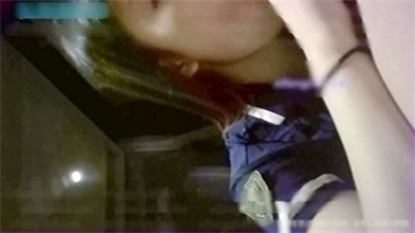 网友赞助再次前往武汉操99年武汉幼教美女小小制服定制版,边吃鸡巴边和男友讲电话,近景拍摄-f2d
