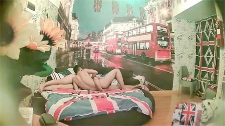 精品特色酒店英国伦敦主题套房偷拍床上搞得还不过瘾来到镜头前的椅子上草-f2d