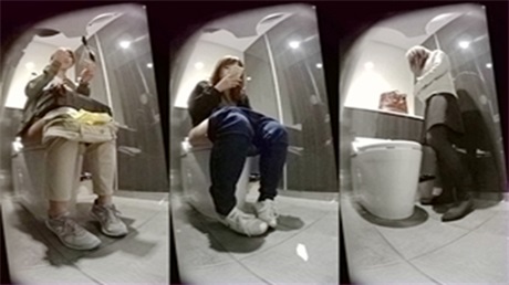 某購物廣場公共女廁拍攝到的各式美女如廁噓噓 貌似還有個妹子在裏面玩自拍-f2d