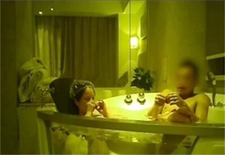 带情趣双人浴缸的豪华宾馆情人公寓后激情缠绵-f2d
