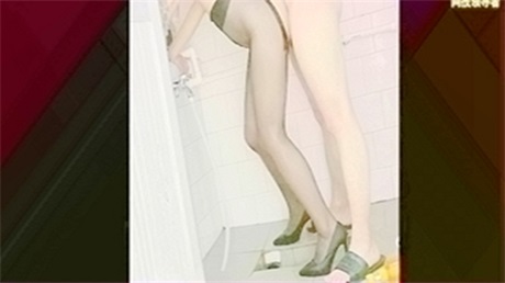 穿着黑丝高跟鞋和男朋友在厕所里做爱-f2d