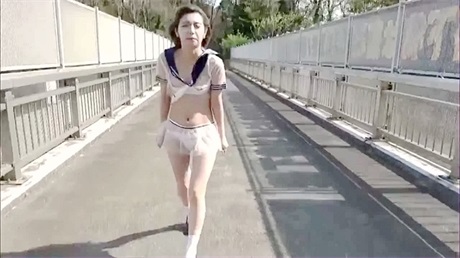 约19岁的漂亮学生妹穿透视制服在天桥激战-f2d