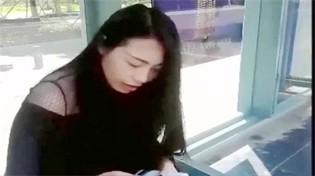 深圳上班的气质漂亮打工妹等公交车时被专搞美女的老外搭讪套路后带回家啪啪,看表情是受不了那么大的鸡鸡-f2d