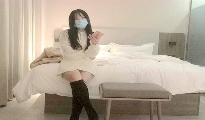 网约小姐姐酒店偷拍，后入啪啪饥渴几天了用力干，做到一半要去医院表示很无语-f2d